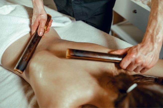 masaje con cañas de bambú