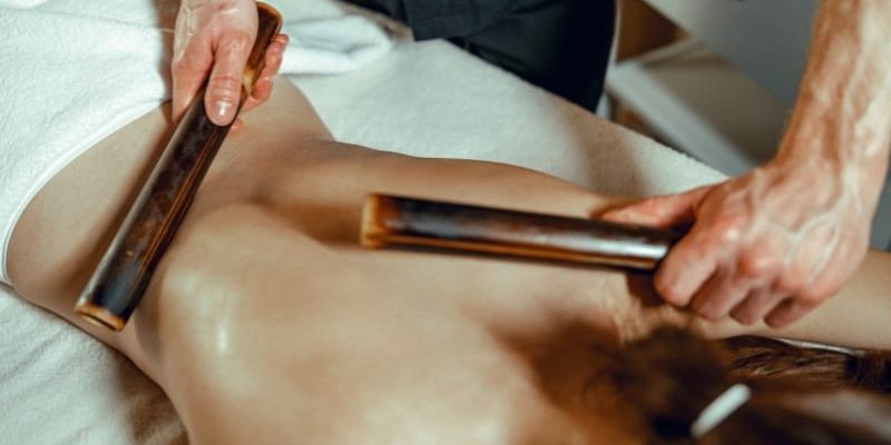 masaje con cañas de bambú masaje con cañas de bambú